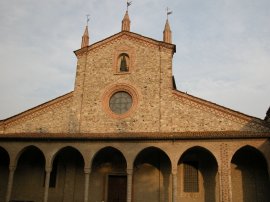 Facciata della Basilica di San Colombano (12399 bytes)